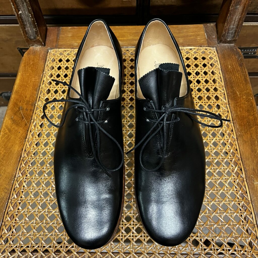 Schwarze Haferlschuhe im Allgäuer Stil, von oben fotografiert Schwarze Haferlschuhe im Allgäuer Stil, von oben fotografiert