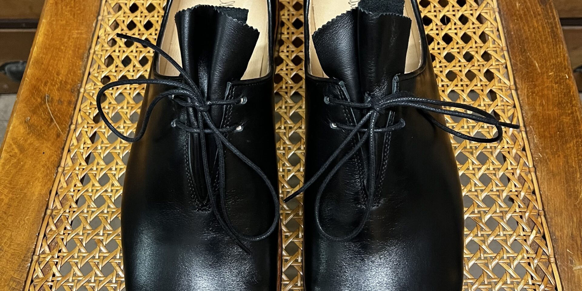 Schwarze Haferlschuhe im Allgäuer Stil, von oben fotografiert