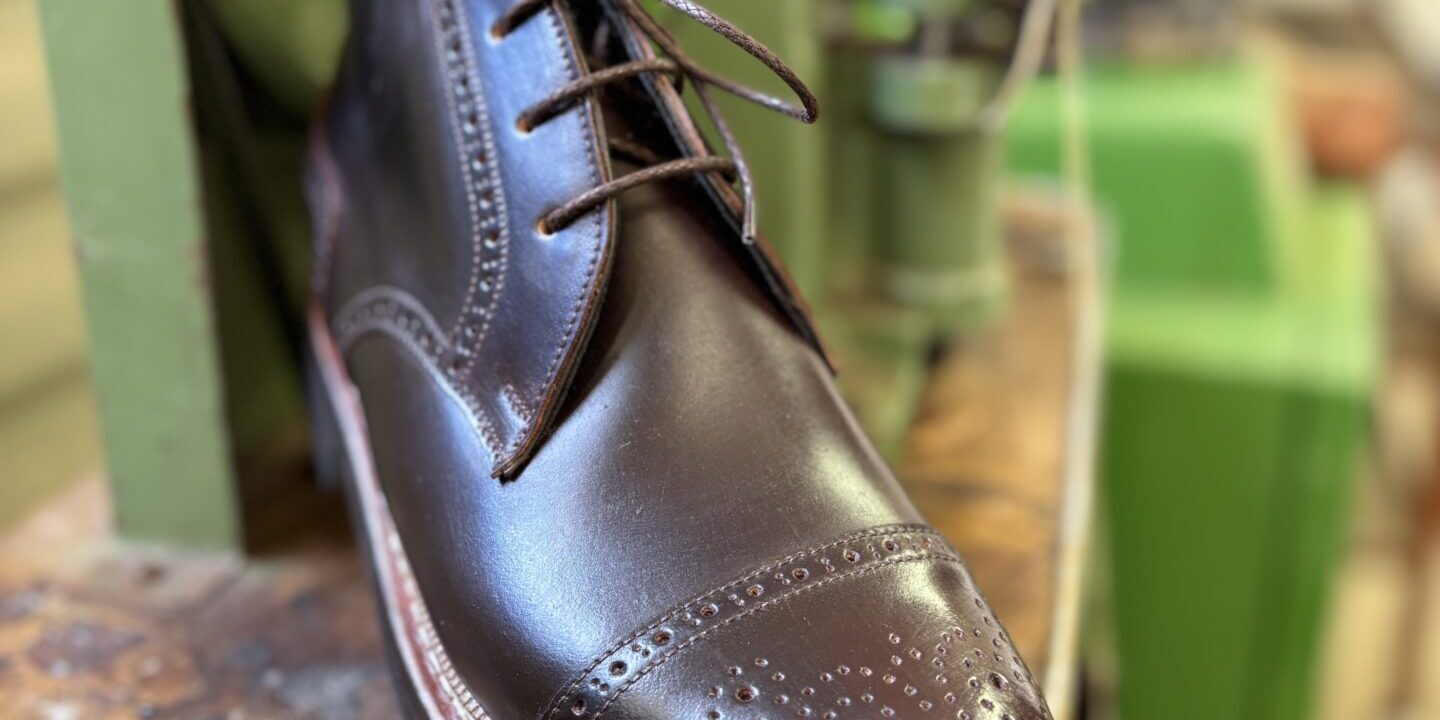 Münchener Schuhwerkstätten Chukka. Cordovan. Zwiegenäht. Lammfell