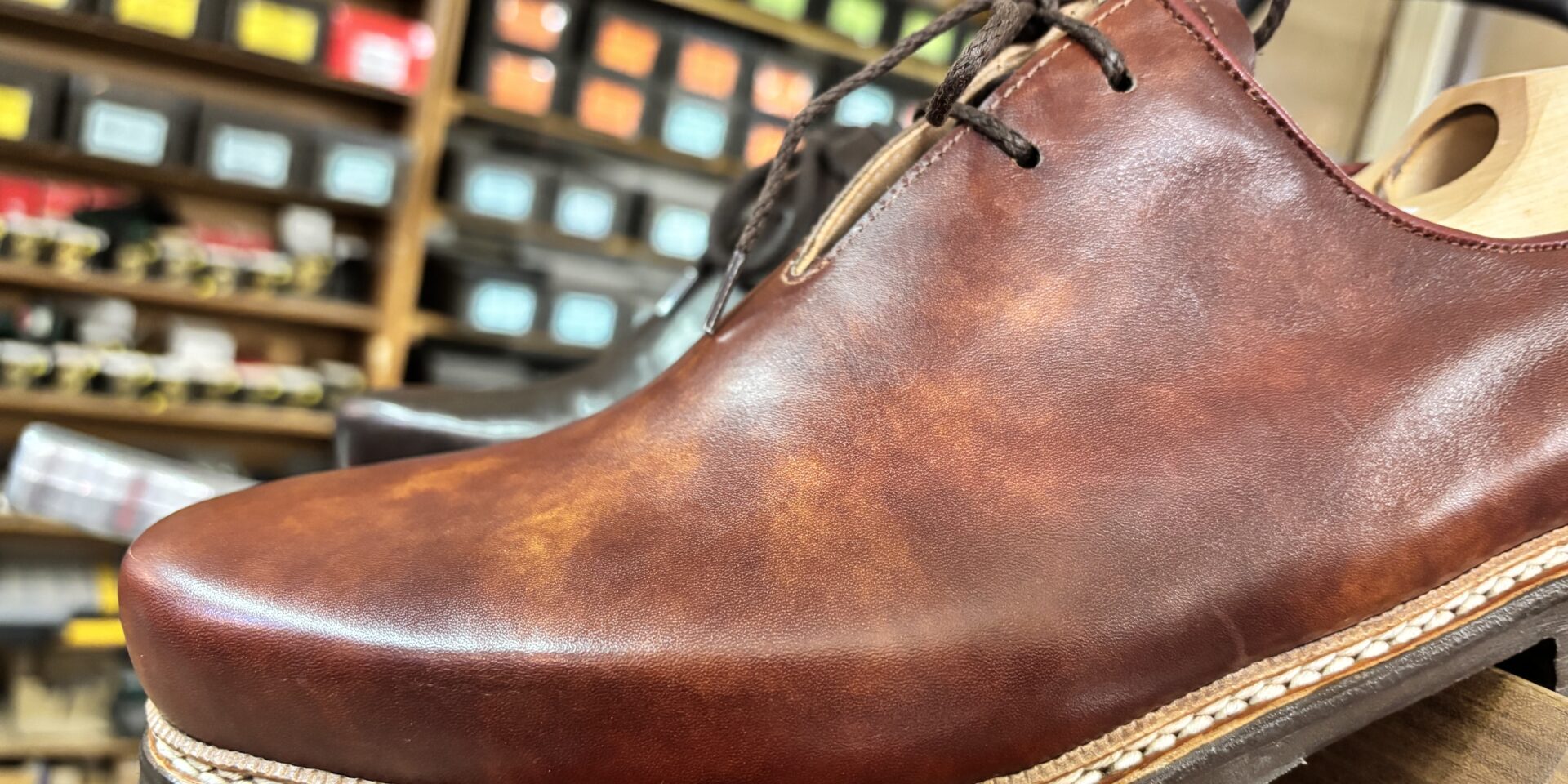 Brauner Haferlschuh in Nahaufnahme mit zwiegenähter Sohle