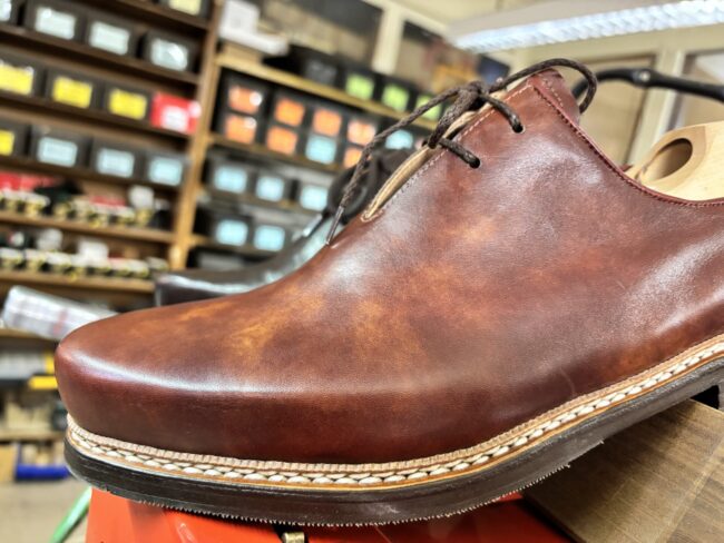 Münchener Schuhwerkstätten Haferl b Brauner Haferlschuh in Nahaufnahme mit zwiegenähter Sohle