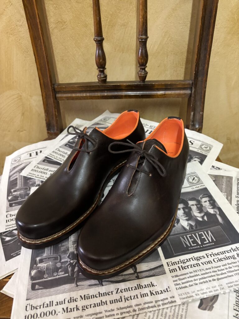 Haferlschuhe mit farbigem Futterleder Dunkelbraune Haferlschuhe mit orangefarbenem Futterleder